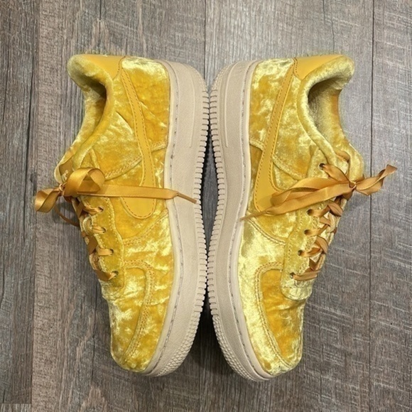 Nike Air Yellow crushed velvet Air Force 1 sneakers size kids 4.5 /women’s 6.5 - Picture 3 of 11